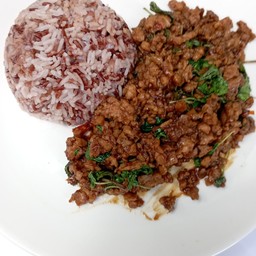 ผัดกะเพราเนื้อจากพืช เสิร์ฟพร้อมข้าวกล้อง