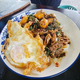 กระเพรารังไข่ราดข้าว + ไข่ดาว