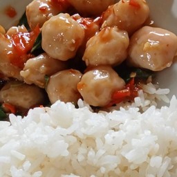 กะเพราหมูเด้ง. ราดข้าว
