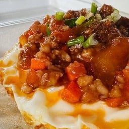 ข้าวไข่ระเบิด รสชาติเปรี้ยวซอสมะเขือ ท็อปด้วยหมูสับ