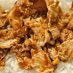 ข้าวหมูชิ้นกระเทียมพริกไทย