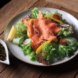 สลัดปลาแซลมอนรมควัน