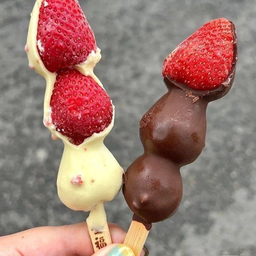 สตอเบอรี่เคลือบ CHOCOLATE  & WHITE CHOCOLATE  2 ไม้