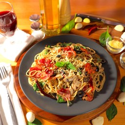 สปาเก็ตตี้ ผัดพริกแห้ง แฮมและเบค่อนรมควัน