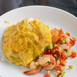 ข้าวกุ้งคั่วพริกเกลือไข่เยิ้ม