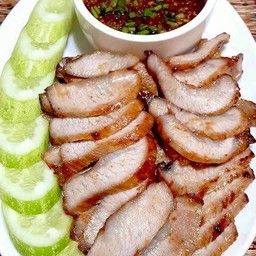 คอหมูย่างทอดน้ำปลาพร้อมน้ำจิ้ม