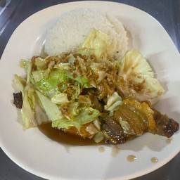 ข้าวกะหล่ำปลีหมูกรอบ