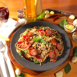 สปาเก็ตตี้ ผัดพริกแห้ง แฮมและเบค่อนรมควัน ใส้กรอกเยอรมัน