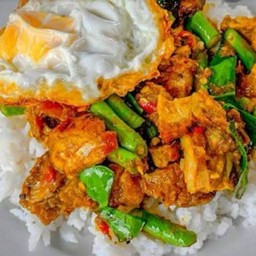 พริกแกงหมูกรอบ ราดข้าว