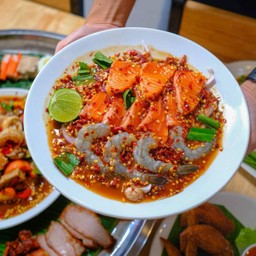 ยำแซลม่อนกุ้งสด