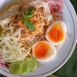 ขนมจีนพร้อมน้ำยากะทิเนื้อปลาไข่ต้มยำมะตูม1ฟอง