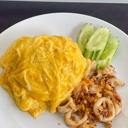 ข้าวหมึกกระเทียมไข่เยิ้ม