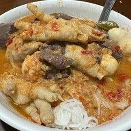 กะเพราพริกแห้ง ไก่ซอสน้ำปลา ขนมจีน
