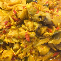 ผัดพริกแกงเครื่องในไก่ หน่อไม้ดอง