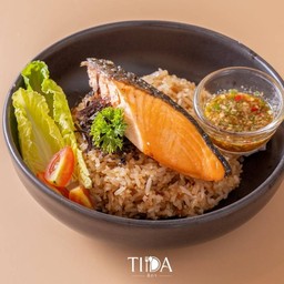 ข้าวผัดกระเทียมปลาแซลม่อน