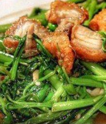 ผัดผักบุ้งหมูกรอบ
