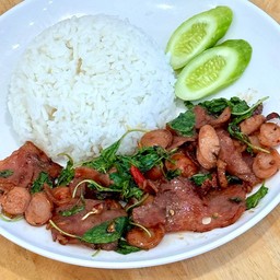 ผัดกะเพรา ไส้กรอก เบคอน