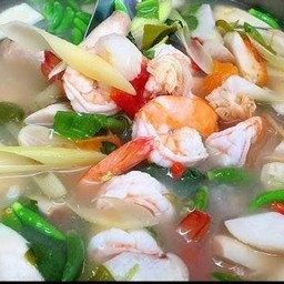 ต้มยำทะเลน้ำใสหมึกกุ้ง