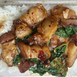 กระเพราหมูกรอบราดข้าว