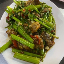 ผัดผักบุ้งหมูกรอบ