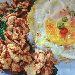 ข้าว กระเพราไก่ชิ้น+ไข่ดาว