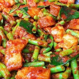 ผัดพริกแกงปลาหมึก