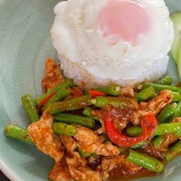 ข้าวราดผัดพริกแกง