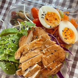 สลัดอดวคาโดอกไก่ย่าง