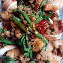 ข้าวกระเพราปลาหมึกกุ้งหมูสับ
