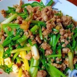 ข้าวหน้าหมูสับผัดใบขึ้นฉ่ายเน้นๆ