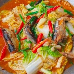 ผักกาดขาวผัดปลากระป๋องราดข้าว