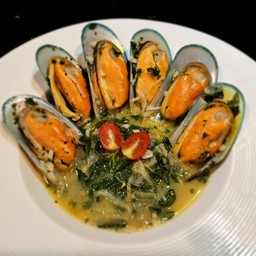 หอยแมลงภู่นิวซีแลนด์อบไวน์ขาว