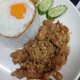 หมูกระเทียมไข่ดาว