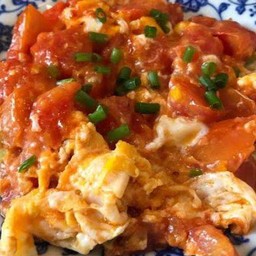 ข้าวหน้าไข่ผัดซอสมะเขือเทศใส่มะเขือเทศ,หอมใหญ่,แครอท,ต้นหอมซอย