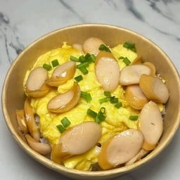 ข้าวไข่ข้นหน้าไส้กรอก