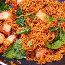 กะเพรามาม่าหมูกรอบ