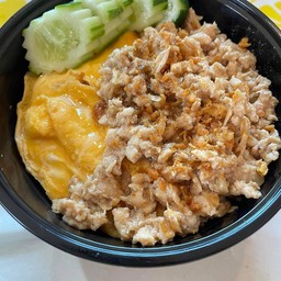 Creamy Omelet With Chicken Garlic On Rice (minced Chicken)