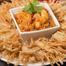 ยำเห็ดเข็มทองทอดกรอบ