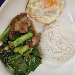 คะน้าหมูกรอบ ไข่ดาว