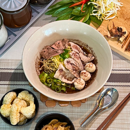 ก๋วยเตี๋ยวเรือหมูน้ำตก (ชามใหญ่)