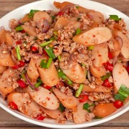 ลาบไส้กรอกหมูสับราดข้าว