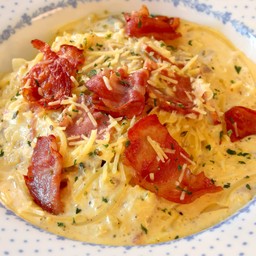 สปาเก็ตตี้ คาโบนาร่า ใข่แดงสด แฮมและเบค่อนรมควัน