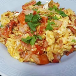 ปูอัดผัดไข่ราดข้าว