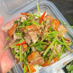 หมูกรอบผัดขึ้นฉ่าย