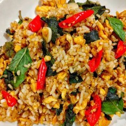 ข้าวคลุกกระเพราไข่กระเทียมสด