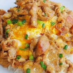 หมูผัดไข่ราดข้าว