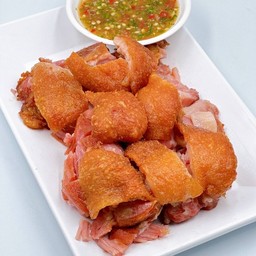 ขาหมูเยอรมัน 100 กรัมพร้อมน้ำจิ้มซีฟู้ดส์