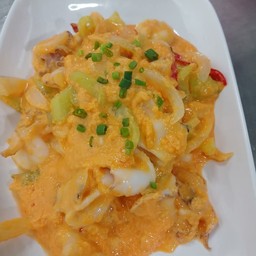 ข้าวราดหมึกผัดไข่เค็ม