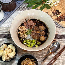 ก๋วยเตี๋ยวเรือเนื้อน้ำตก (ชามใหญ่)