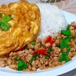 เมนูกระเพราไข่เจียวแสนอร่อย